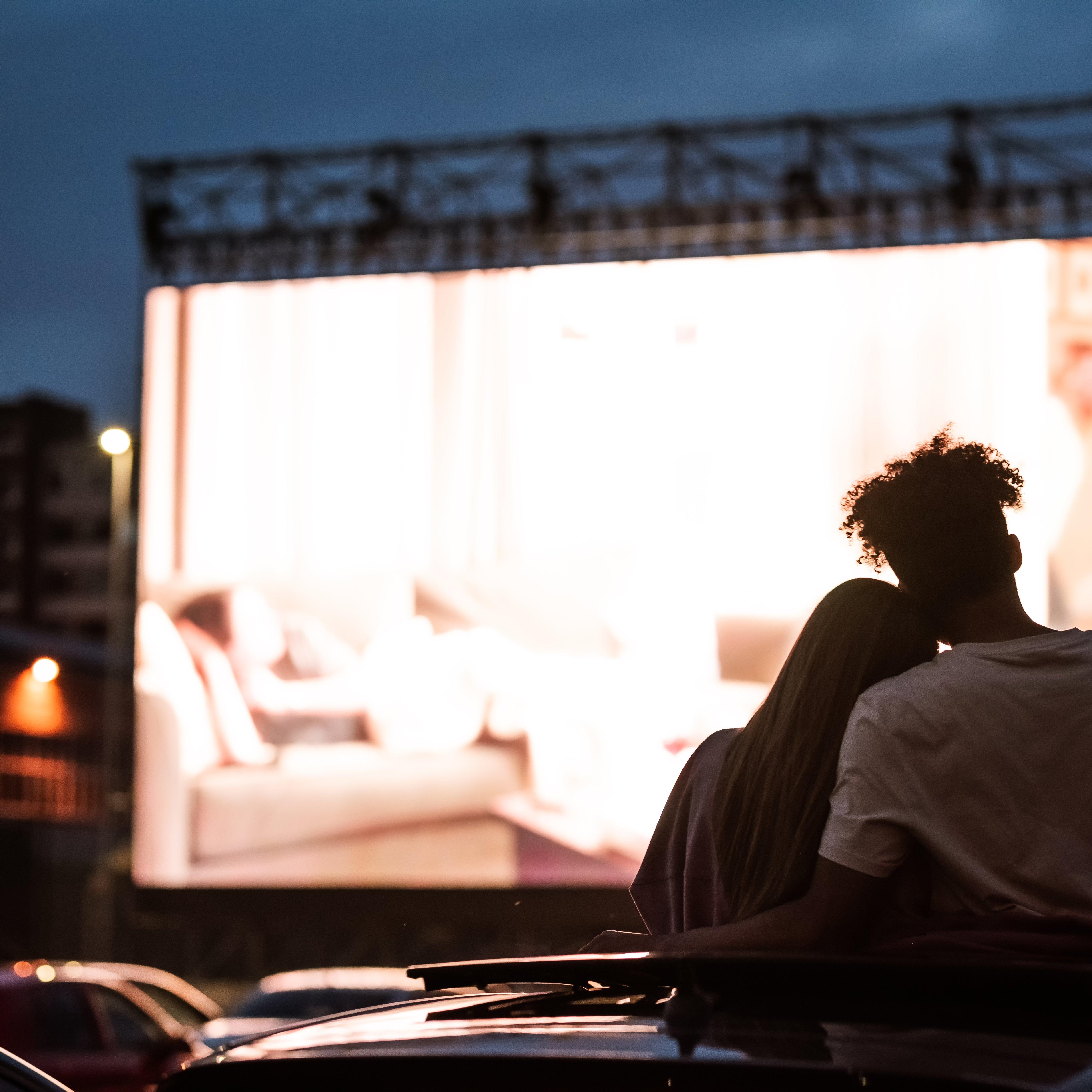 couple-outdoor-cinema-movie