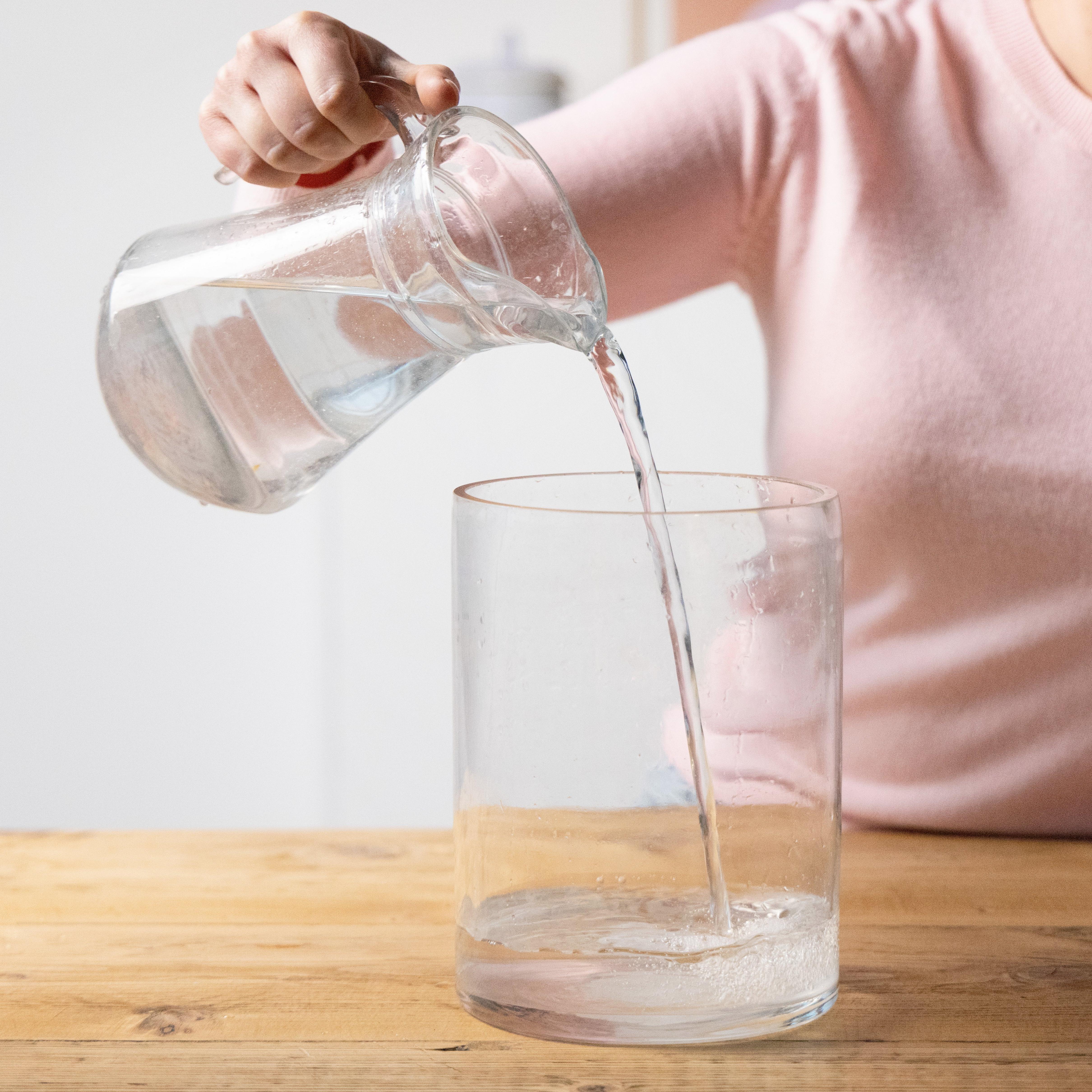 Filling_the_vase_with_water-step2