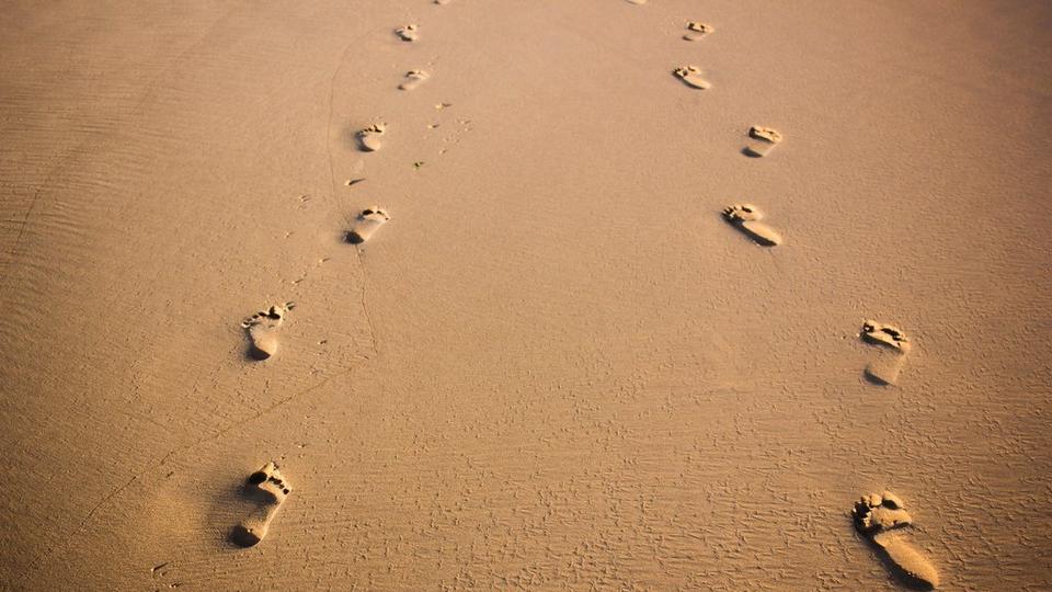 footprints-in-sand