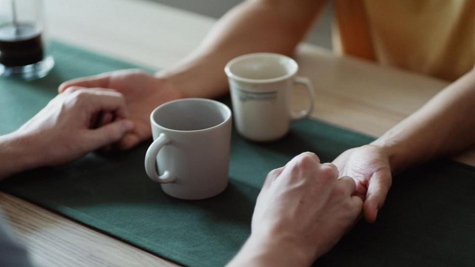 hand-holding-over-coffee
