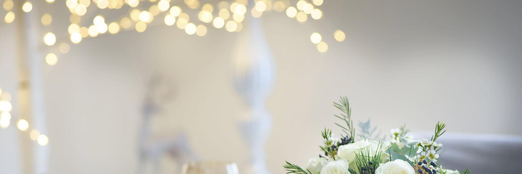 Interflora-ceramic-pot-arrangement-white-flowers