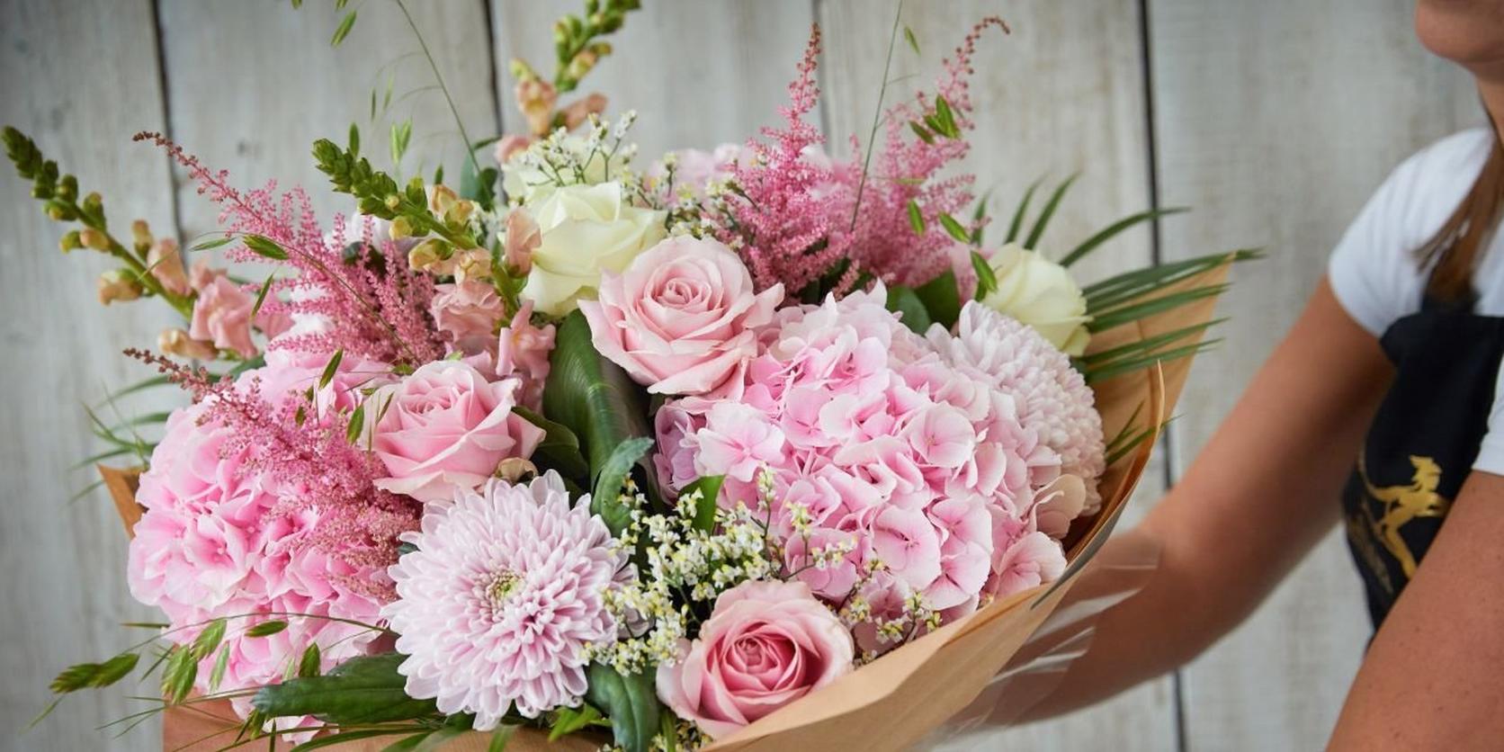 interflora-pink-and-white-handtied-bouquet