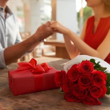 red-rose-gift-set-romantic-couple