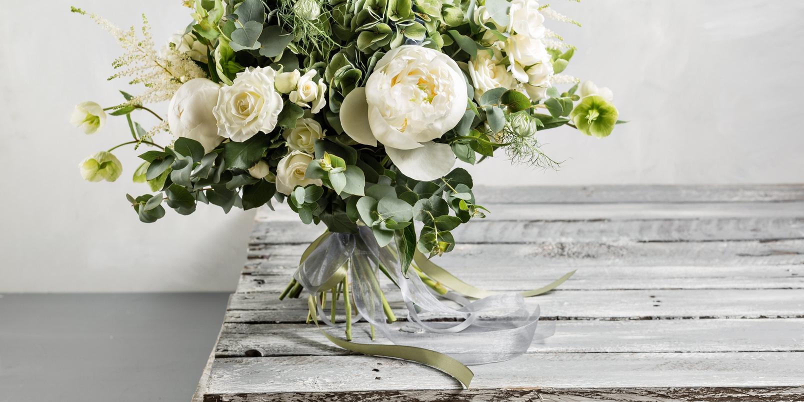 White_rose_bouquet_with_gold_ribbon